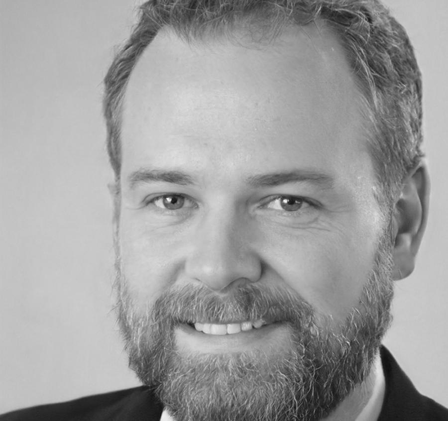 Henrik Lachlan, Chief Financial Analyst at baloriventa, with over fifteen years of experience in Australian market forecasting
